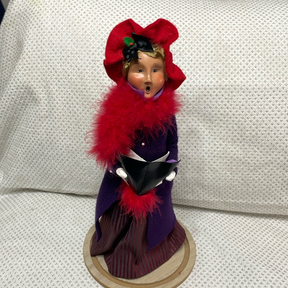 Byers Choice Ltd.  Collectible Doll.  Red Hat Lady.  The Carolers 2004.